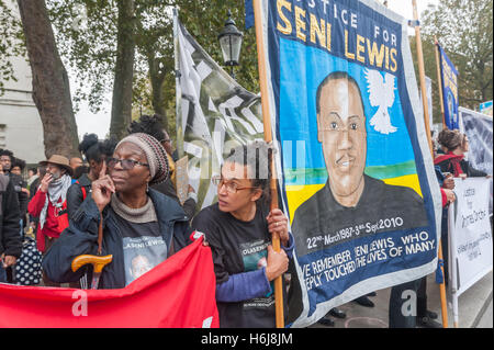 Londra, Regno Unito. Il 29 ottobre 2016. Ajibola Lewis (sinistra), madre di Olaseni Lewis, ucciso in Brixton stazione di polizia nel 2010 con il banner al rally annuale da parte del Regno di familiari ed amici di persone uccisi dalla polizia o nelle prigioni a Downing St. Peter Marshall / Alamy Live News Foto Stock