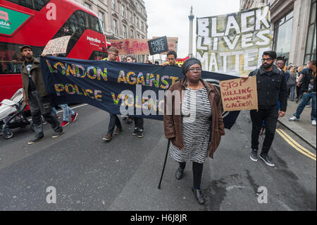 Londra, Regno Unito. Il 29 ottobre 2016. Doreen Jjuko madre di Ricky Vescovo, ucciso in Brixton stazione di polizia in 2001Jwalks giù Whitehall nel marzo da famiglie e amici di persone uccisi dalla polizia o nelle prigioni da Trafalgar Square a Downing St, dove potranno consegnare una lettera a Theresa Maggio e tenere un rally con relatori provenienti da famiglie di alcuni di coloro che sono morti. Peter Marshall / Alamy Live News Foto Stock