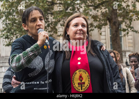 Londra, Regno Unito. Il 29 ottobre 2016. Becky Shah la cui madre è morta a Hillsborough stand con superstite Gillian Edwards, che è stato ferito gravemente e disgustingly trattati dalla polizia dopo l'evento come lei parla al rally annuale da parte del Regno di familiari ed amici di persone uccisi dalla polizia o nelle prigioni a Downing St. Peter Marshall / Alamy Live News Foto Stock