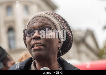 Londra, Regno Unito. Il 29 ottobre 2016. Ajibola Lewis (sinistra), madre di Olaseni Lewis, ucciso in Brixton stazione di polizia nel 2010 parla al rally annuale da parte del Regno di familiari ed amici di persone uccisi dalla polizia o nelle prigioni a Downing St. Peter Marshall / Alamy Live News Foto Stock