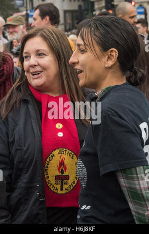 Londra, Regno Unito. Il 29 ottobre 2016. Becky Shah (a destra) la cui madre è morta a Hillsborough stand con superstite Gillian Edwards, che è stato ferito gravemente e disgustingly trattati dalla polizia dopo l'evento. Le famiglie e gli amici di persone uccisi dalla polizia o nelle prigioni di attendere l'inizio della loro annuale di marzo a un ritmo funebre da Trafalgar Square a Downing St per tenere un rally e di consegnare una lettera a Theresa Maggio. Peter Marshall / Alamy Live News Foto Stock