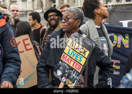 Londra, Regno Unito. Il 29 ottobre 2016. Ajibola Lewis, madre di Olaseni Lewis, ucciso dalla polizia di Brixton nel 2010, detiene un nero vive questione cartellone. Le famiglie e gli amici di persone uccisi dalla polizia o nelle prigioni di attendere l'inizio della loro annuale di marzo a un ritmo funebre da Trafalgar Square a Downing St per tenere un rally e di consegnare una lettera a Theresa Maggio. Peter Marshall / Alamy Live News Foto Stock