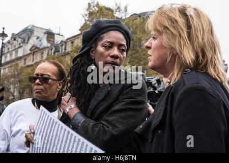 Londra, Regno Unito. 29 ottobre, 2016. Marcia Rigg (c), la sorella di Sean Rigg, parla ai familiari da altre campagne prima del Regno familiari e amici in campagna (UFFC) processione in ricordo di familiari e amici che sono morti in custodia della polizia, prigione, centri di detenzione per immigrati o sicuro negli ospedali psichiatrici. Sean Rigg, 40, morì il 21 agosto 2008 mentre in custodia della polizia a Brixton stazione di polizia. Credito: Mark Kerrison/Alamy Live News Foto Stock