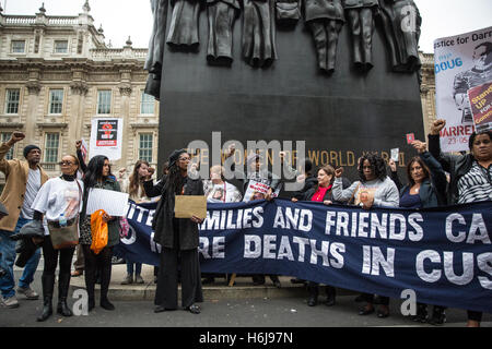 Londra, Regno Unito. 29 ottobre, 2016. Gli attivisti del Regno familiari e amici in campagna (UFFC) nella parte anteriore delle donne del Memoriale della Seconda Guerra Mondiale durante la processione annuale a Downing Street in ricordo di familiari e amici che sono morti in custodia della polizia, prigione, centri di detenzione per immigrati o sicuro negli ospedali psichiatrici. Credito: Mark Kerrison/Alamy Live News Foto Stock