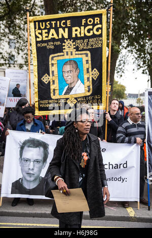 Londra, Regno Unito. 29 ottobre, 2016. Marcia Rigg, sorella di Sean Rigg, al di fuori di Downing Street dopo il Regno familiari e amici in campagna (UFFC) processione in ricordo di familiari e amici che sono morti in custodia della polizia, prigione, centri di detenzione per immigrati o sicuro negli ospedali psichiatrici. Sean Rigg, 40, morì il 21 agosto 2008 mentre in custodia della polizia a Brixton stazione di polizia. Credito: Mark Kerrison/Alamy Live News Foto Stock