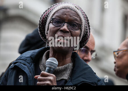 Londra, Regno Unito. 29 ottobre, 2016. Ajibola Lewis, madre di Olaseni Lewis, risolve gli attivisti dal Regno familiari e amici in campagna (UFFC) a seguito della loro processione annuale a Downing Street in ricordo di familiari e amici che sono morti in custodia della polizia, prigione, centri di detenzione per immigrati o sicuro negli ospedali psichiatrici. Olaseni Lewis, 23, è morto a seguito di un prolungato moderazione al Bethlem Royal Hospital di Londra Sud il 31 agosto 2010. Credito: Mark Kerrison/Alamy Live News Foto Stock