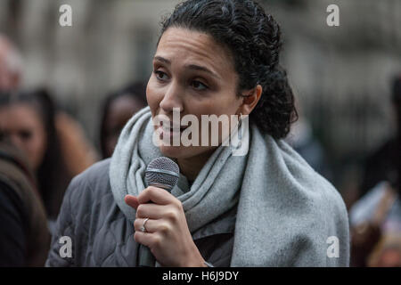 Londra, Regno Unito. 29 ottobre, 2016. Malia Bouattia, Presidente dell Unione Nazionale degli Studenti (NUS), recita una dichiarazione da parte della madre di Julian Cole per gli attivisti dal Regno familiari e amici in campagna (UFFC) al di fuori di Downing Street a seguito della loro processione annuale. Julian Cole, 21, è stato lasciato con un collo rotto dopo essere stato arrestato dalla polizia di Bedfordshire al di fuori di un night club il 6 maggio 2013. Credito: Mark Kerrison/Alamy Live News Foto Stock