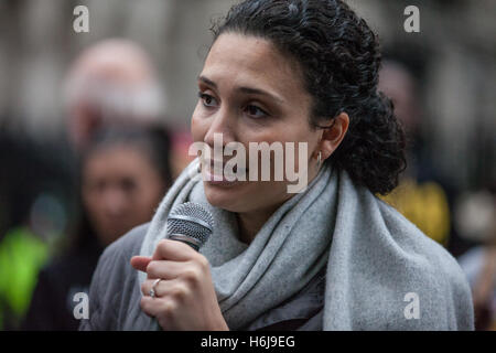 Londra, Regno Unito. 29 ottobre, 2016. Malia Bouattia, Presidente dell Unione Nazionale degli Studenti (NUS), recita una dichiarazione da parte della madre di Julian Cole per gli attivisti dal Regno familiari e amici in campagna (UFFC) al di fuori di Downing Street a seguito della loro processione annuale. Julian Cole, 21, è stato lasciato con un collo rotto dopo essere stato arrestato dalla polizia di Bedfordshire al di fuori di un night club il 6 maggio 2013. Credito: Mark Kerrison/Alamy Live News Foto Stock