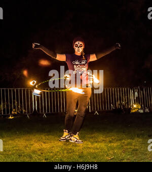 York, Regno Unito. 29 ottobre, 2016. North Yorkshire del più grande partito di fuochi d'artificio, KABOOM, ha avuto luogo nel parco del castello di Howard. Elencato come uno dei top 5 fuochi d'artificio nel Regno Unito, l'evento comprendeva anche un unico Star Wars themed laser show, Jedi light sabre di formazione per tutte le età, un parco di divertimenti vintage, fuoco e giocolieri di luce e il Minster FM spettacolo fase. La foto mostra il fuoco giocolieri di eseguire all'evento. Credito: Fotografia Bailey-Cooper/Alamy Live News Foto Stock