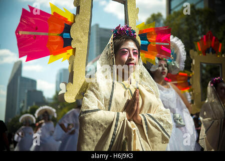 Ottobre 29, 2016 - Città del Messico, Città del Messico, MX - Città del Messico ha tenuto il suo primo giorno dei morti parade di sabato, completare con galleggianti, scheletro gigante di marionette e più di mille attori e ballerini e acrobati in costume. (Credito Immagine: © Joel Alvarez via ZUMA filo) Foto Stock