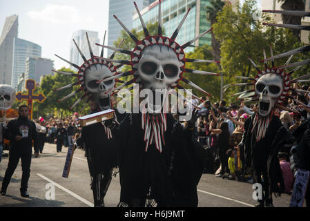 Ottobre 29, 2016 - Città del Messico - Città del Messico ha tenuto il suo primo giorno dei morti parade di sabato, completare con galleggianti, scheletro gigante di marionette e più di mille attori e ballerini e acrobati in costume. (Credito Immagine: © Joel Alvarez via ZUMA filo) Foto Stock