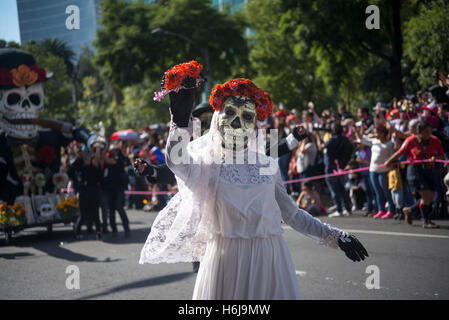 Ottobre 29, 2016 - Città del Messico - Città del Messico ha tenuto il suo primo giorno dei morti parade di sabato, completare con galleggianti, scheletro gigante di marionette e più di mille attori e ballerini e acrobati in costume. (Credito Immagine: © Joel Alvarez via ZUMA filo) Foto Stock