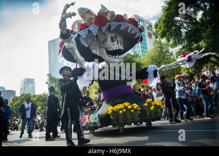 Ottobre 29, 2016 - Città del Messico - Città del Messico ha tenuto il suo primo giorno dei morti parade di sabato, completare con galleggianti, scheletro gigante di marionette e più di mille attori e ballerini e acrobati in costume. (Credito Immagine: © Joel Alvarez via ZUMA filo) Foto Stock