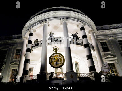 Washington, Distretto di Columbia, Stati Uniti d'America. 29 ott 2016. Decorazioni di Halloween sono visibili sul portico sud della Casa Bianca a Washington DC, 29 ottobre 20016. Credito: Aude Guerrucci/Piscina via CNP © Aude Guerrucci/CNP/ZUMA filo/Alamy Live News Foto Stock