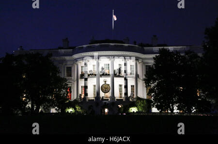 Washington, Distretto di Columbia, Stati Uniti d'America. 29 ott 2016. Decorazioni di Halloween sono visibili sul portico sud della Casa Bianca a Washington DC, 29 ottobre 20016. Credito: Aude Guerrucci/Piscina via CNP © Aude Guerrucci/CNP/ZUMA filo/Alamy Live News Foto Stock