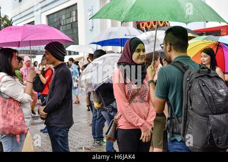 Kuala Lumpur, Malesia. 29 ott 2016. Persone provenienti da diversi paesi si riuniscono per condividere un contatto visivo a sostegno della pace nel mondo al mercato centrale, Kuala Lumpur, Malesia il 29 ottobre 2016. L'esperimento è organizzato dalla ONG australiana i liberatori International che organizza anche eventi simili in altre capitali del mondo. © Chris Jung/ZUMA filo/Alamy Live News Foto Stock