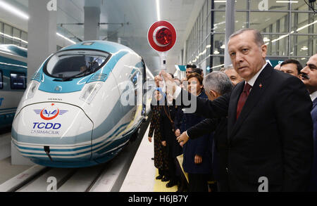 Ankara, Turchia. 29 ott 2016. Il Presidente turco Recep Tayyip Erdogan (anteriore) partecipa alla cerimonia di inaugurazione del nuovo treno ad alta velocità nella stazione di Ankara, Turchia, Ottobre 29, 2016. Un nuovo treno ad alta velocità nella stazione di Ankara è stato inaugurato sabato la Turchia della Giornata Nazionale. Il Presidente turco Recep Tayyip Erdogan e il Primo Ministro Binali Yildlirim erano presenti alla cerimonia di apertura. © Mustafa Kaya/Xinhua/Alamy Live News Foto Stock