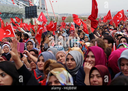 Ankara, Turchia. 29 ott 2016. Le persone che frequentano la cerimonia di inaugurazione del nuovo treno ad alta velocità nella stazione di Ankara, Turchia, Ottobre 29, 2016. Un nuovo treno ad alta velocità nella stazione di Ankara è stato inaugurato sabato la Turchia della Giornata Nazionale. Il Presidente turco Recep Tayyip Erdogan e il Primo Ministro Binali Yildlirim erano presenti alla cerimonia di apertura. © Mustafa Kaya/Xinhua/Alamy Live News Foto Stock