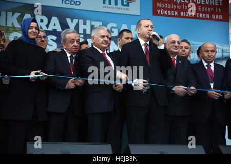 Ankara, Turchia. 29 ott 2016. Il Presidente turco Recep Tayyip Erdogan (terza R, anteriore) ed il Primo Ministro Binali Yildlirim (3a L, anteriore) partecipare alla cerimonia di apertura del nuovo treno alta velocità ferroviaria ad Ankara, Turchia, Ottobre 29, 2016. Un nuovo treno ad alta velocità nella stazione di Ankara è stato inaugurato sabato la Turchia della Giornata Nazionale. Il Presidente turco Recep Tayyip Erdogan e il Primo Ministro Binali Yildlirim erano presenti alla cerimonia di apertura. © Mustafa Kaya/Xinhua/Alamy Live News Foto Stock