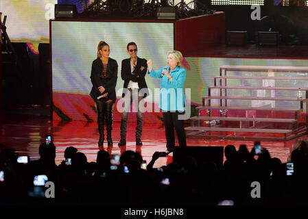 Miami, Florida, Stati Uniti d'America. 29 ott 2016. Il cantante Jennifer Lopez e Marc Anthony sul palco con il candidato presidenziale democratico Hillary Clinton ad un concerto di GOTV su ottobre 29, 2016 a Miami in Florida. Credito: la foto di accesso/Alamy Live News Foto Stock