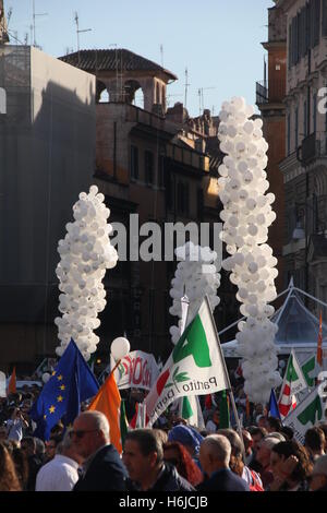 Roma, Italia. 29 ott 2016. Il Partito Democratico partito politico rally nel Piazzale del Popolo, Roma, Italia per votare sì al referendum per la riforma costituzionale del 4 dicembre del credito: Gari Wyn Williams / Alamy Live News Foto Stock