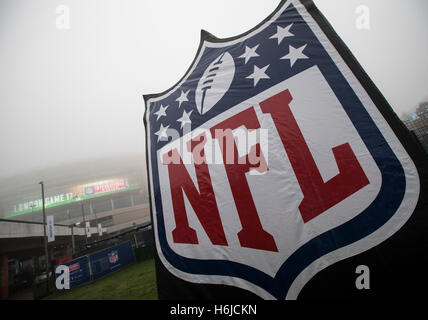 Lo stadio di Wembley, Londra, Regno Unito. 30 ott 2016. NFL International Series. Cincinnati Bengals contro Washington Redskins. Il logo di NFL in primo piano con lo Stadio di Wembley e il famoso arco avvolta nella nebbia di Londra prima che il gioco. © Azione Sport Plus/Alamy Live News Foto Stock