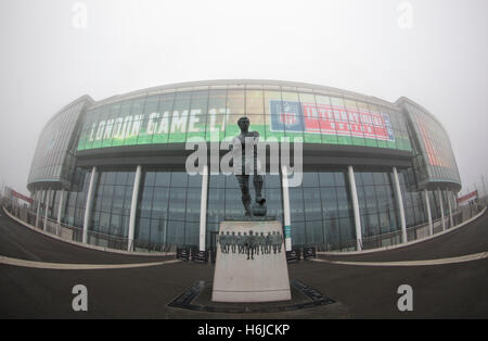 Lo stadio di Wembley, Londra, Regno Unito. 30 ott 2016. NFL International Series. Cincinnati Bengals contro Washington Redskins. Una statua di Bobby Moore OBE, il primo inglese a sollevare la Coppa del Mondo FIFA in primo piano con lo Stadio di Wembley e il famoso arco avvolta nella nebbia di Londra prima che il gioco. © Azione Sport Plus/Alamy Live News Foto Stock