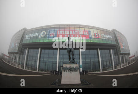 Lo stadio di Wembley, Londra, Regno Unito. 30 ott 2016. NFL International Series. Cincinnati Bengals contro Washington Redskins. Una statua di Bobby Moore OBE, il primo inglese a sollevare la Coppa del Mondo FIFA in primo piano con lo Stadio di Wembley e il famoso arco avvolta nella nebbia di Londra prima che il gioco. © Azione Sport Plus/Alamy Live News Foto Stock