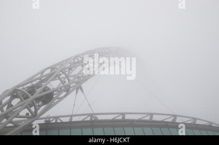 Lo stadio di Wembley, Londra, Regno Unito. 30 ott 2016. NFL International Series. Cincinnati Bengals contro Washington Redskins. Il fampous Wembley Stadium e arco scompare in London Fog prima del gioco. © Azione Sport Plus/Alamy Live News Foto Stock
