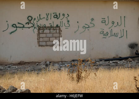 Un graffiti strisciato da ISIS o militanti ISIL sul muro di una casa del villaggio di Tel Marouf o alti marcatura Maruf territorio è tenuto solo a ore precedenti la Siria orientale Foto Stock