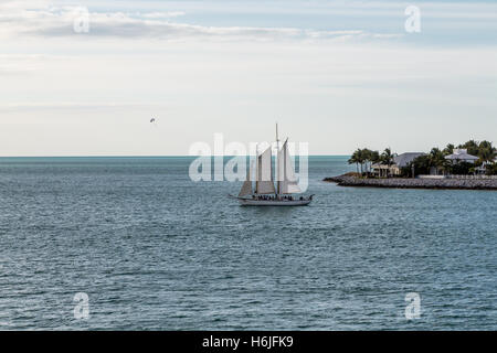 Un grande vecchio in barca a vela al largo della costa di Key West Florida Foto Stock