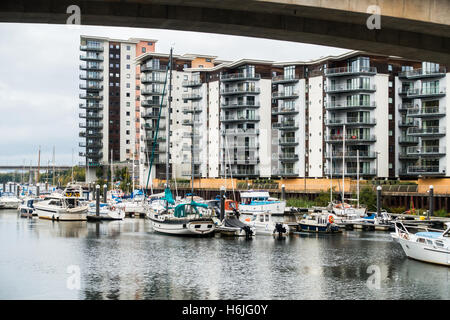 Yacht ormeggiato sul fiume Ely in Cardiff Foto Stock