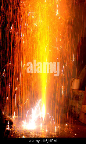 Fuochi d' artificio sulla festa di Diwali Festival delle Luci con una fontana di fuoco Foto Stock