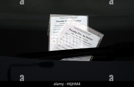 Due i biglietti per il parcheggio sono attaccati al parabrezza di un auto a Londra, Gran Bretagna Ottobre 30, 2016. © Giovanni Voos Foto Stock