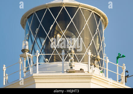 Close-up di torre faro e lampada a sud del capo di Gran Bretagna Lizard Point, Cornwall, Inghilterra a sunrise Foto Stock