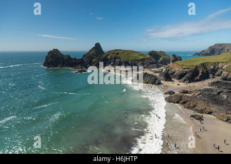 Panorama di acqua turchese onde di rotolamento su spiagge di sabbia e un cielo azzurro a Kynance Cove sulla penisola di Lizard, Cornwall Regno Unito in estate Foto Stock