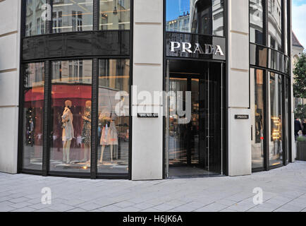 VIENNA, Austria - 6 giugno: Prada store anteriore nella strada commerciale di Vienna il 6 giugno 2016. Prada è una famosa in tutto il mondo fashion br Foto Stock