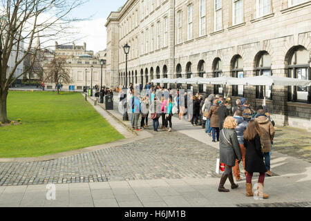 Libro di Kells Mostra coda - le persone in coda al di fuori della vecchia libreria accanto a borsisti' Square, il Trinity College di Dublino in Irlanda Foto Stock