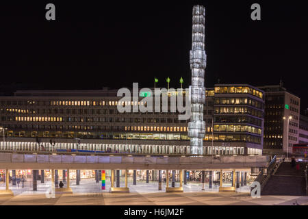 Sergels Torg Square, una trafficata piazza nel centro di Stoccolma con un 37m di altezza di colonna di cristallo Foto Stock