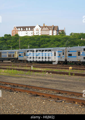 Double Decker treni pendolari sulle vie sotto le storiche manor hotel sulla collina Montauk Hampton Inn Long Island New York Stati Uniti d'America Foto Stock