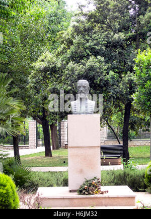 Statua un monumento nel parco pubblico centro di Podgorica Montenegro Europa Foto Stock