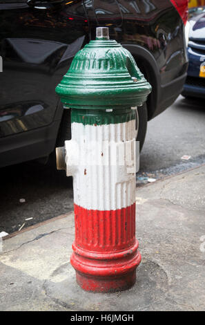 Idrante di fuoco verniciato nei colori della bandiera italiana (rosso, bianco e verde). Little Italy, New York City. Foto Stock