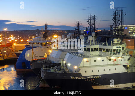 Porto di Aberdeen e trasporti marittimi, traghetti, barche, di notte, Aberdeenshire, Scozia, Regno Unito - Olympic Pegasus Foto Stock