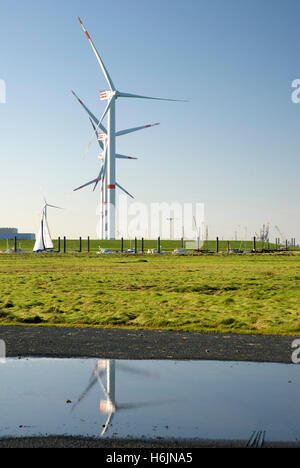 Le turbine eoliche, impianti a energia eolica, Cuxhaven, Bassa Sassonia Foto Stock