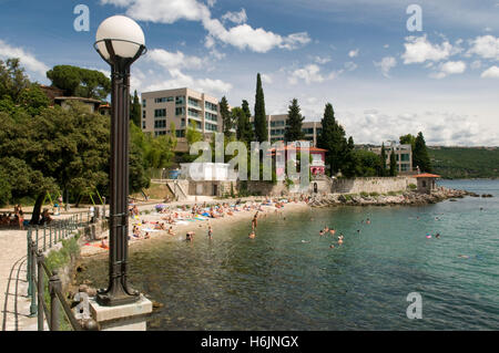 Hotel sulla costa, Opatija località balneare, golfo di Kvarner, Croazia, Europa Foto Stock