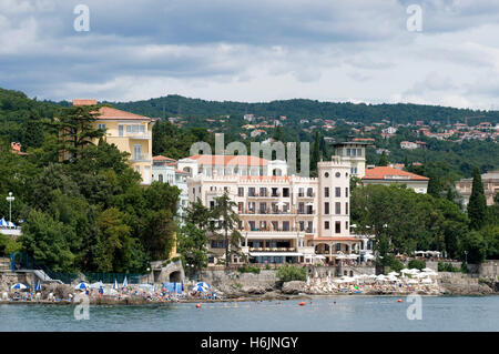 Hotel sulla costa, Opatija località balneare, golfo di Kvarner, Croazia, Europa Foto Stock