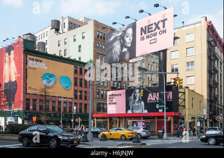 L'angolo nord di dove Houston Street incontra il gelso e Broadway a New York City Foto Stock