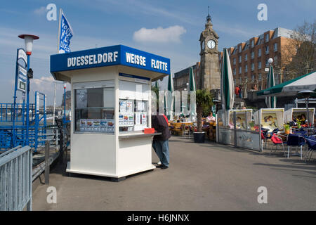 Biglietto chiosco sulla Rheinuferpromenade, sul fiume Reno, Duesseldorf, capitale dello stato del Land Renania settentrionale-Vestfalia Foto Stock