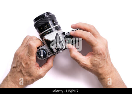 Mani maschili in possesso di una lente di ingrandimento è vista dalla parte superiore . isolato su sfondo bianco Foto Stock