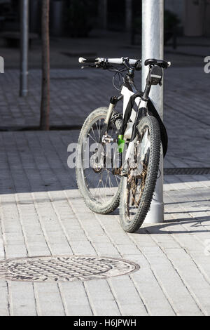 Una nuova bicicletta su una strada di città Foto Stock